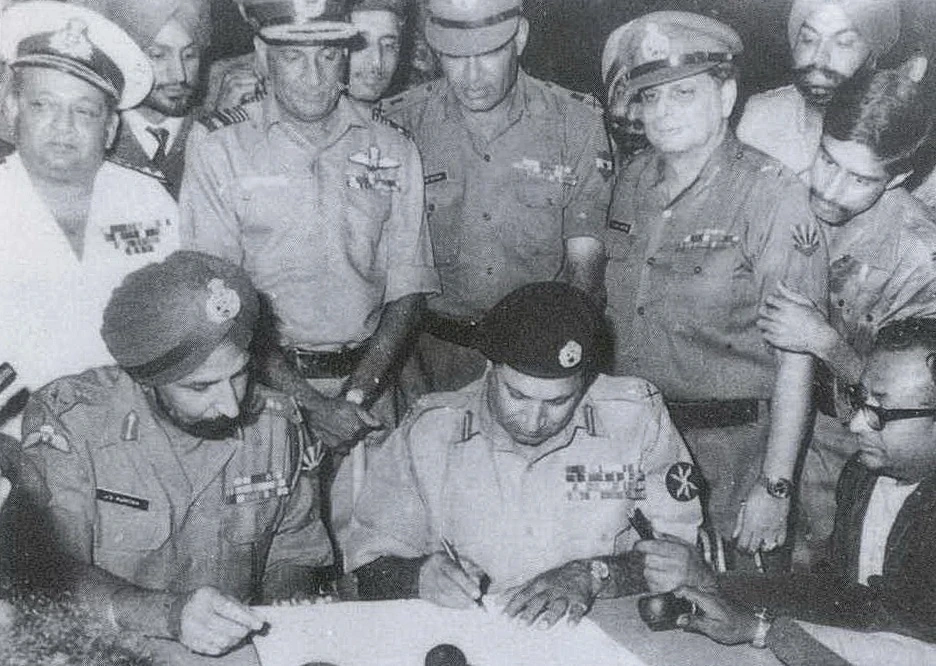 4 मुख्य India Pakistan War : कारण, मुख्य घटनाएँ और उनके परिणाम 4 Pakistan force Surrender during 1971 India Pakistan War