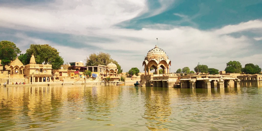 Jaisalmer (जैसलमेर) स्वर्ण नगरी : राजस्थान (Rajasthan) का एक अद्भुत पर्यटन स्थल 3 Jaisalmer Rajasthan : Gadisar Lake