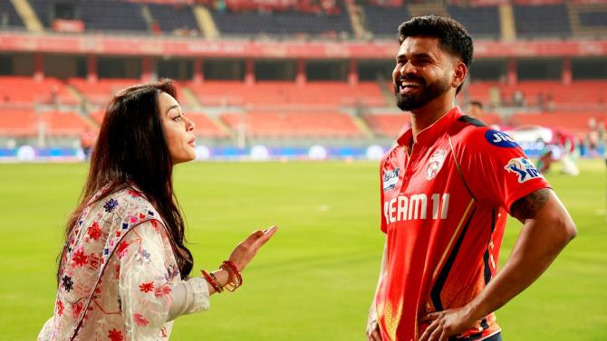 Preity Zinta Biography | Filmography | Punjab Kings IPL Team Owner | प्रीति जिंटा का जीवन परिचय और फिल्मी करियर 3 Preity Zinta with Shreyas Iyer